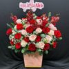 lẵng hoa hồng đỏ được phối cùng lan mokara đỏ