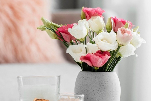 Cách cắm hoa hồng để bàn phòng khách