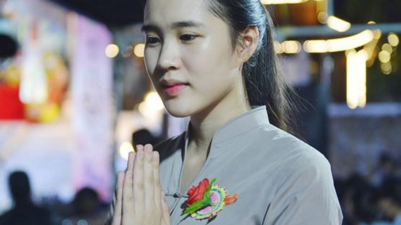 Cài hoa hồng trắng có ý nghĩa gì trong ngày vu lan?