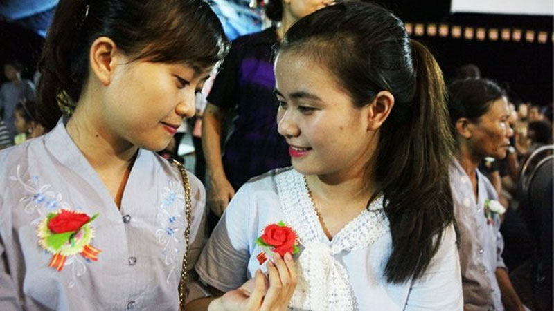 Cài hoa hồng trắng có ý nghĩa gì trong ngày vu lan?
