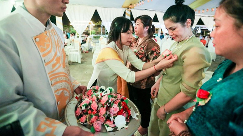 Cài hoa hồng trắng có ý nghĩa gì trong ngày vu lan?