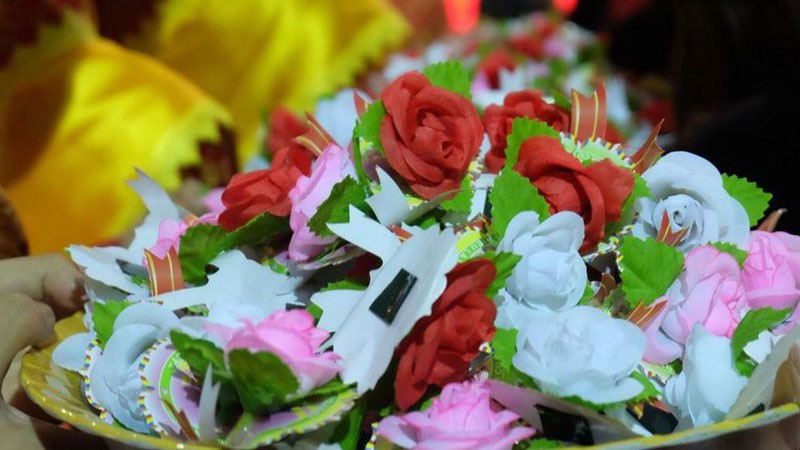 Cài hoa hồng trắng có ý nghĩa gì trong ngày vu lan?