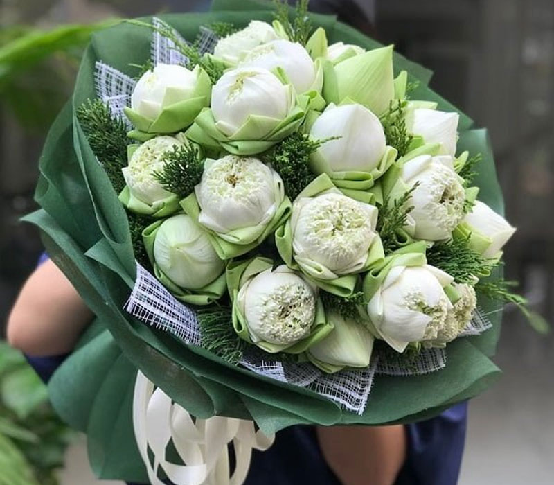 Sen trắng cũng có thể được đưa vào các mẫu hoa chia buồn