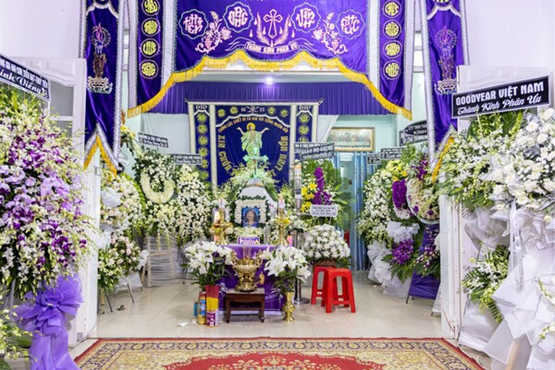 Bố trí hoa ở hai bên hoặc phía trước