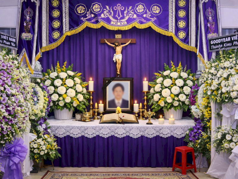 Bàn thờ đám tang Công giáo