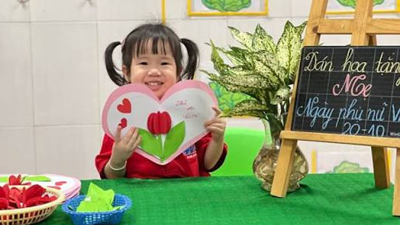 Làm thiệp in dấu bàn tay tặng mẹ
