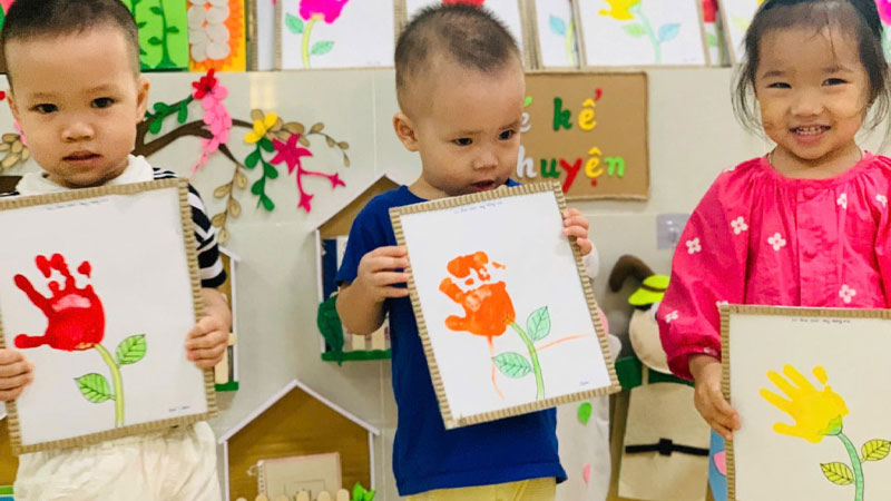 Làm thiệp in dấu bàn tay tặng mẹ