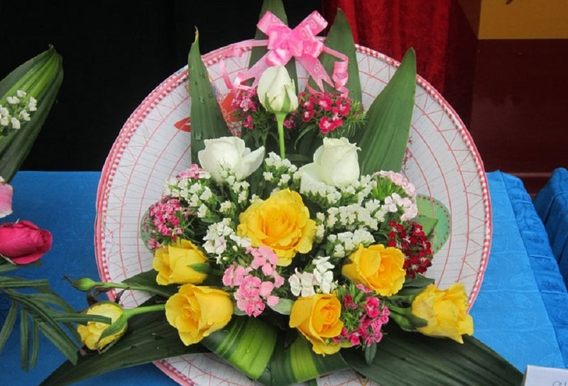 Cách cắm hoa ý nghĩa ngày 20/10 dạng tam giác truyền thống