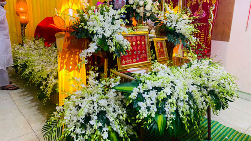 Cắm hoa đám tang