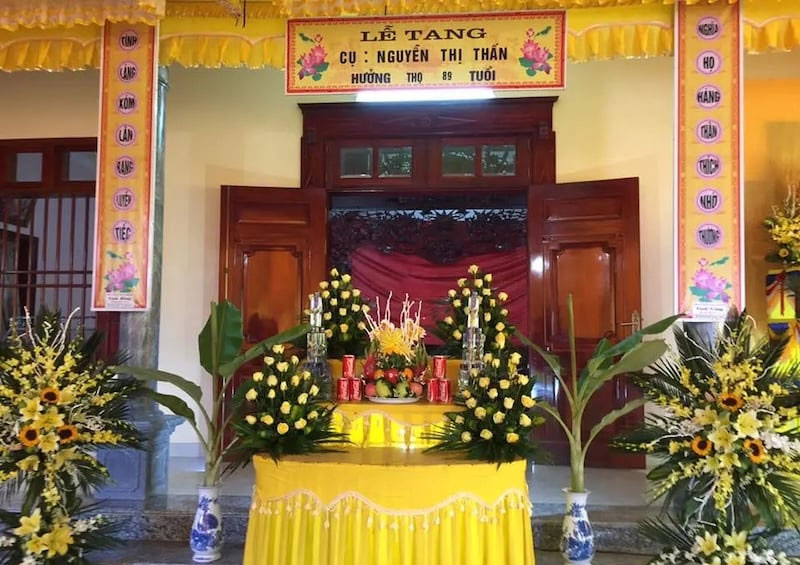 Bàn thờ có thể được dựng tại nhà riêng, nhà tang lễ hoặc khu vực tổ chức tang lễ phù hợp.