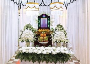 Bàn thờ đám tang thường được đặt tại khu vực sạch sẽ, trang nghiêm