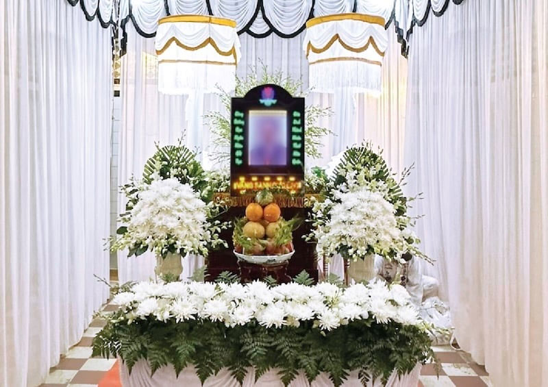 Bàn thờ đám tang thường được đặt tại khu vực sạch sẽ, trang nghiêm